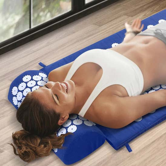 tapis acupression femme couchee dos souriante