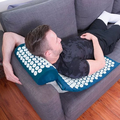 tapis acupression homme couche canape