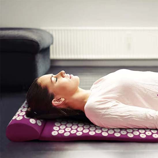 tapis acupression sol femme endormie